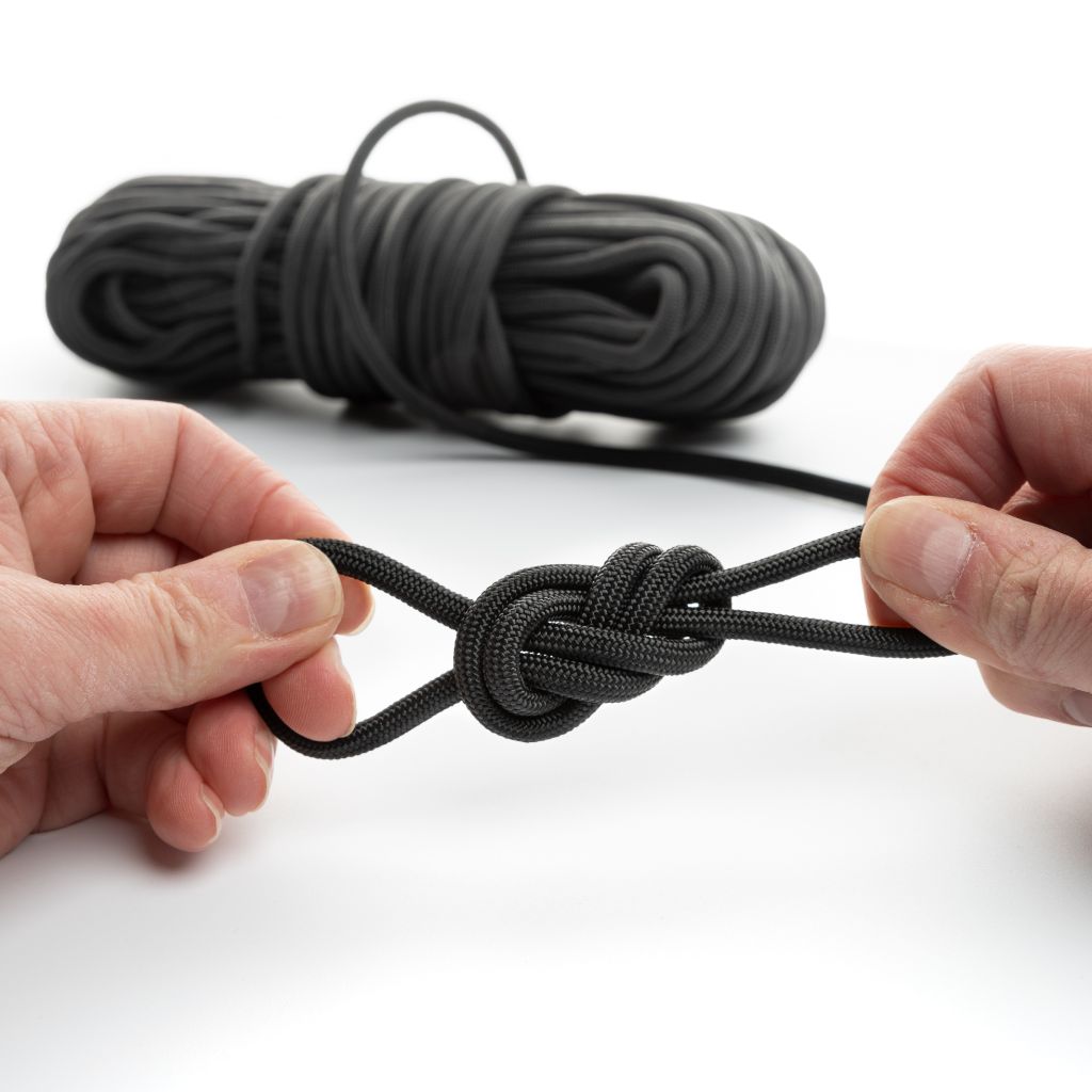 1100 Paracord tying a knot