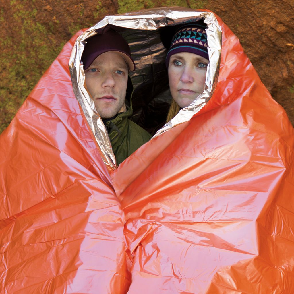 Emergency Blanket XL two people wrapped in blanket